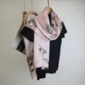 Roze zijden sjaal met bloemenprint, elegante moerbeizijde halsdoek voor dames in de lente. - Magnolia Dauw