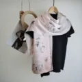 Roze bloemige zijden sjaal lange moerbeizijde bedrukte sjaal voor dames elegante stijl - Zachtroze en witte roos