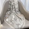 Elegante zijden sjaal met geometrische print, chique neutrale damessjaal voor dagelijks. - RY-03