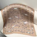 Luxe zijden vierkante sjaal met elegante paardenprint en gevlochten rand voor dames. - Warmbruin gouden paard RY-04