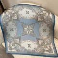 Carré de soie pour femme, foulard imprimé floral vintage, élégant accessoire de mode bleu. - Domaine floral bleu RY-05
