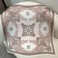 Élégant carré de soie à motif floral pour femme, design rétro classique, doux satin. - Domaine floral rose RY-06