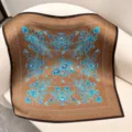 Élégant carré de soie marron avec motif floral bleu style de luxe foulard pour femme - Fleurs bleues sur fond marron RY-07
