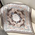 Carré de soie de luxe avec imprimé léopard élégant et floral, parfait pour la mode féminine. - Léopard dans le jardin fleuri RY-08