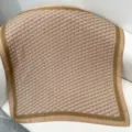 Carré de soie de luxe avec imprimé chaîne géométrique classique, élégant ton marron. - Motif de chaîne brun doré RY-11