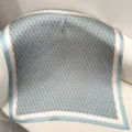 Foulard en soie de luxe avec un motif de chaines classique et une belle bordure élégante. - Motif de chaîne bleu sarcelle RY-12