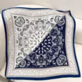 Élégant carré de soie 70cm avec imprimé cachemire et floral classique, foulard de luxe pour femme. - Cachemire bleu et blanc RY-17
