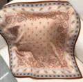 Carré de soie pour femme avec motif cachemire classique et bordure florale, élégant et doux. - Motif paisley sur fond café RY-20