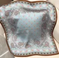 Carré de soie, imprimé floral cachemire bleu, 70cm élégant foulard en soie pour femmes variante. - Motif paisley bleu lac RY-21