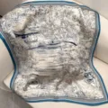 Carré de soie avec bordure bleue et imprimé paysager élégant, foulard luxueux et raffiné. - Royaume elegant de Jiangnan RY-22