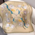 Élégant carré de soie à fleurs, design rétro avec rubans et perles pour les femmes et filles. - Royaume des magnolias RY-25