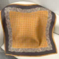 Carré de soie pour femme, imprimé floral vintage, élégant foulard 70x70cm pour usage quotidien. - Carreaux losanges jaune-marron RY-28