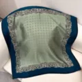 Carre de soie elegant avec motif floral, bordure bleue et centre vert pour femmes. - Losanges vert foncé RY-30