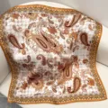 Foulard carré en soie pour femme avec motif cachemire vintage et bordure contrastée. - Paisley blanc RY-31