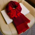 Rode feestelijke winter kasjmier stijl sjaal met paarden motieven en elegante franjes. - Gunstig geluk