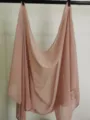 Close-up van een effen chiffon sjaal elegant gedrapeerd op een hangstang detail weergegeven - Naakt