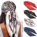 Detailansicht des Seidenquadratschals für Damen mit Blumen-Paisley-Muster und Farboptionen. - 016 Zweigfarben Hinweis von oben nach unten - 1-2-3-4