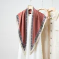 Foulard en soie rouge rétro à pois et bordure florale, élégant châle triangulaire pour femme. - 135x80cm / RY-02 Rouge