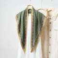 Détail de foulard triangulaire en soie à motifs verts, élégant accessoire de superposition. - 135x80cm / RY-02 Vert