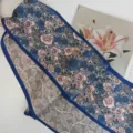Elegante dubbelzijdig bedrukte zijden twilly sjaal met prachtige bloemen- en bladmotieven. - Roze en blauwe rozen bloemenprint