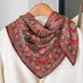 Gedetailleerd uitzicht op een vintage rode paisley katoenen linnen sjaal elegant gedrapeerd. - RY-02