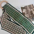 Luxe 100% zijden lint sjaal met geometrische print, een zeer veelzijdig mode-accessoire voor dames. - Geometrische Geweven Textuur