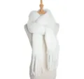 Close-up detail van witte pluizige wintersjaal met franjes. Zacht en warm winteraccessoire. - Wit