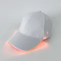 Witte LED honkbalpet met gloeiende oranje rand, perfect voor nachtelijke feestjes en buitensporten. - Wit met oranje gloed