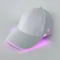 Witte LED oplichtende honkbalpet met paarse lichten, cool nachtclub hiphop hoed variant. - Wit met roze gloed