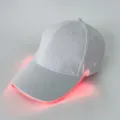 Witte LED oplichtende honkbalpet variant voor club optreden en street hip hop stijl. - Wit met rode gloed