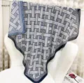 Foulard carré en mélange de soie avec motif floral géométrique bleu et blanc élégant - Carreaux bleu et blanc RY-01