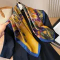 Κομψό μεταξωτό τετράγωνο μαντήλι για γυναίκες, μοντέρνο σατέν φουλάρι με μπλε άκρη. - Ελαιογραφία Ανθικό