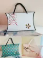 Kissenförmige Geschenktüten aus Papier mit Kordeln und eleganten floralen Mustern. - Mit Box-Verpackung