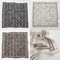 Elegante pañuelo de seda con encantador patrón de oso y geométrico, accesorio versátil. - RY-36