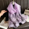 Lichtpaarse zijde wol sjaal met bloemenborduurwerk elegante wintersjaal voor dames halsdoek. - 190*70cm / Paars