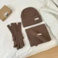 Gedetailleerd overzicht van de bruine gebreide winterset inclusief muts, sjaal en warme handschoenen. - koffiekleur