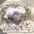 Élégant foulard en soie carré avec motif floral botanique et montagne pour les femmes. - Royaume floral du ruisseau de montagne RY-32