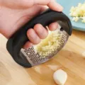 Stainless steel curved garlic press manual garlic crusher kitchen tool ergonomic handle. - Pure Plastic Handle / Black