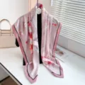 Elegante roze sjaal met bloemenprint, lichte vintage omslagdoek voor dames dagelijkse stijl. - Roze magnolia haarclip