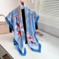 Blaues Blumen-Druck leichtes Tuch, eleganter Damen Schal Variante für den Alltag. - Blaue Magnolie