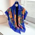 Elegantes blaues Blumenmuster Vintage Stil leichtes Halstuch modischer Schal Damen Accessoire. - Blumenmuster auf blauem Grund