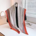 Vintage quadratischer Schal mit geometrischem Muster und orangenem Rand für Damen. - Geometrisches Muster mit rot-braunem Rand