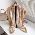 Eleganter Blumenschal, beiger Schal mit orange Rand, modisches Halstuch für Damen. - Warme khakifarbene Blumen
