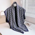 Elegantes dunkelblaues geometrisches V-Muster leichtes Tuch luxuriöser Stil Damenschal - Geometrischer dunkelblauer Rand