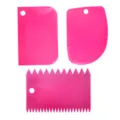 Set di 3 raschietti per torta in plastica rosa, ideale per glassa liscia e decorazione fai-da-te. - Set di 3 raschietti rosa rosso