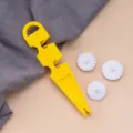 Detail de decoupe fond fondant avec poignee plastique jaune et trois roulettes de rechange. - Roulette à fondant droite