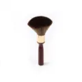 Vista detallada del suave cepillo de cuello de peluqueria con mango de madera y cerdas. - Café