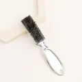 Spazzola per capelli con manico argentato e setole nere morbide per la pulizia e lo styling dei capelli. - Placcatura in argento