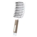 Brosse à cheveux incurvée en poils de sanglier blanche avec une poignée texturée kaki. - Blanc avec plumes