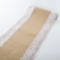 Raffinata corsia da tavolo in juta rustica con bordo in pizzo bianco per matrimonio. - Runner da Tavolo Pizzo 30x1000cm